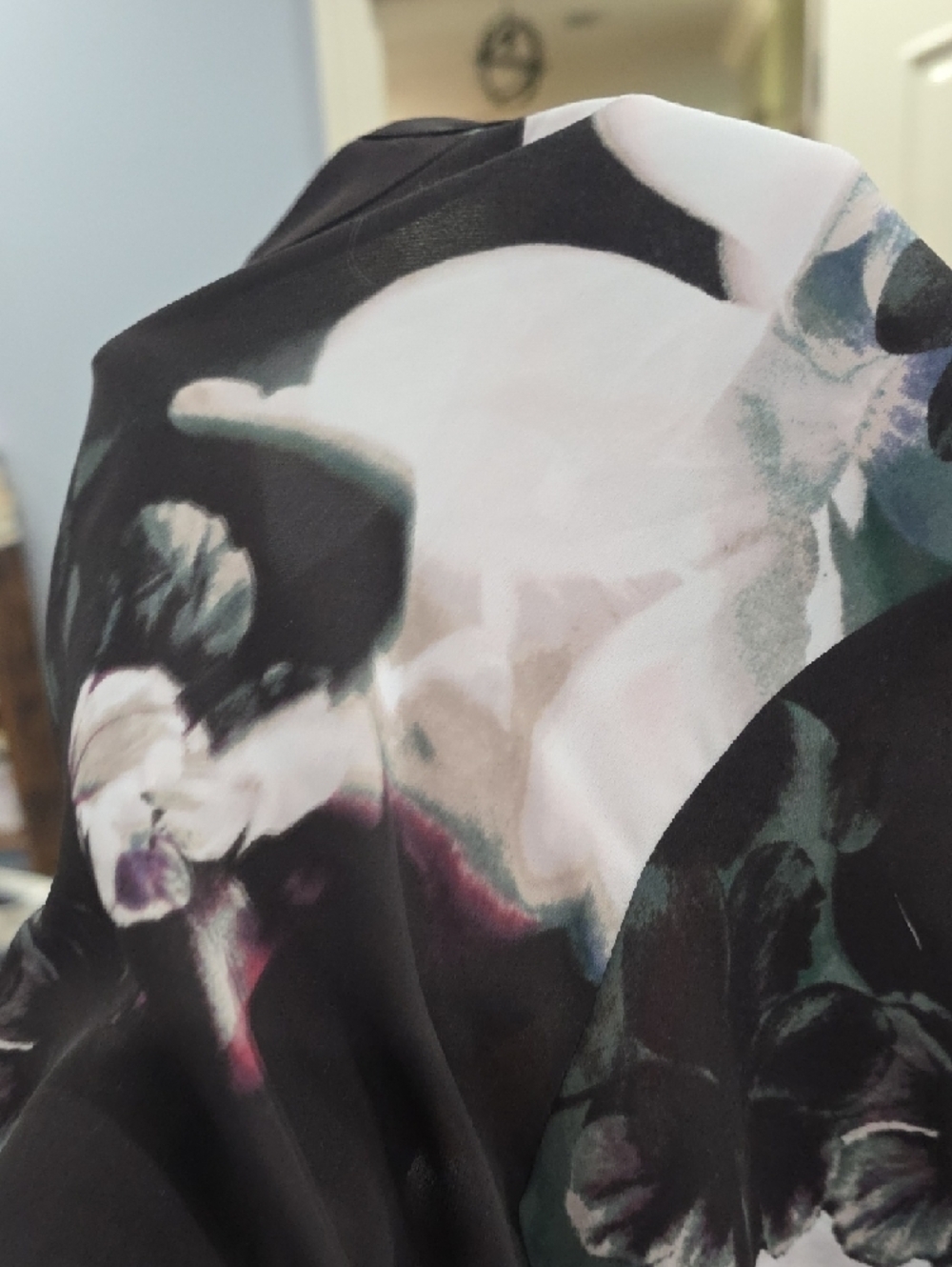 Jennifer Lopez Floral V-Neck Top - Picture 3 of 3